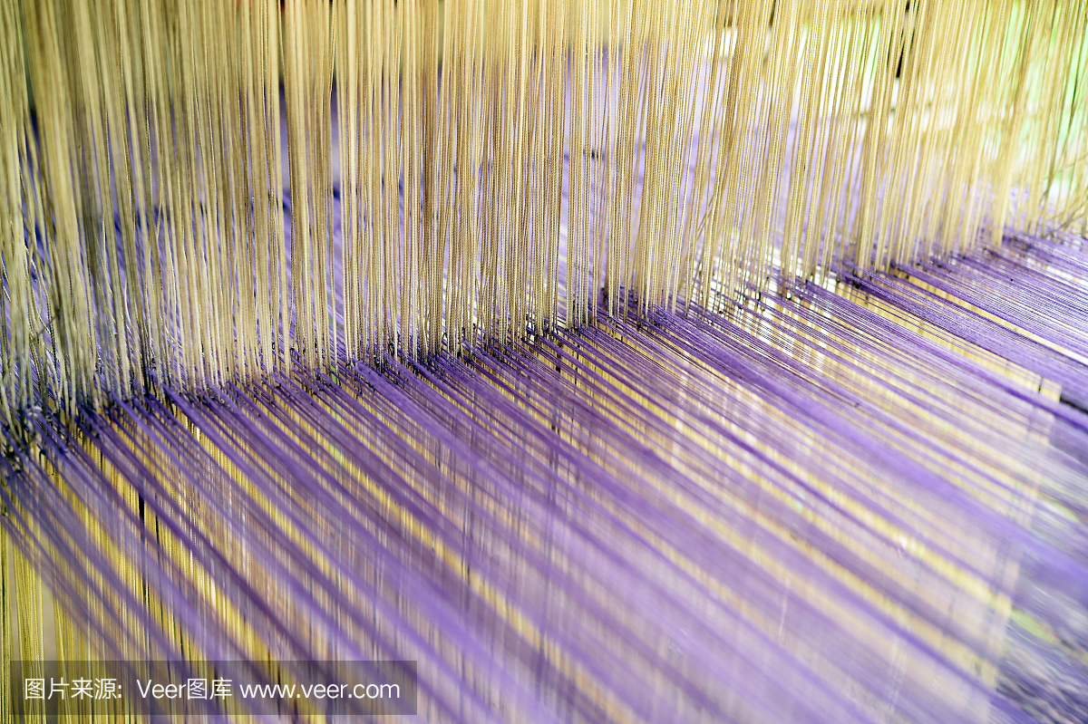 从织布机收紫线的传统工艺